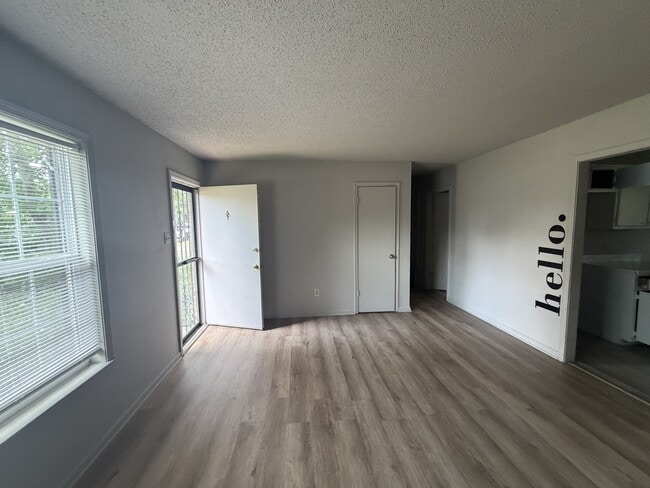 Building Photo - 905 Maple Dr