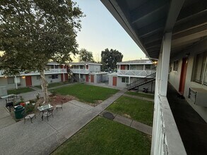 Building Photo - 1523 Los Robles Blvd