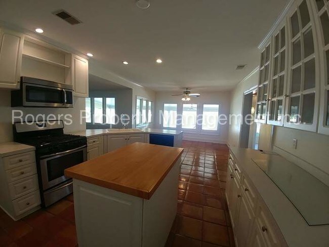 Building Photo - 1909 Marina Rd