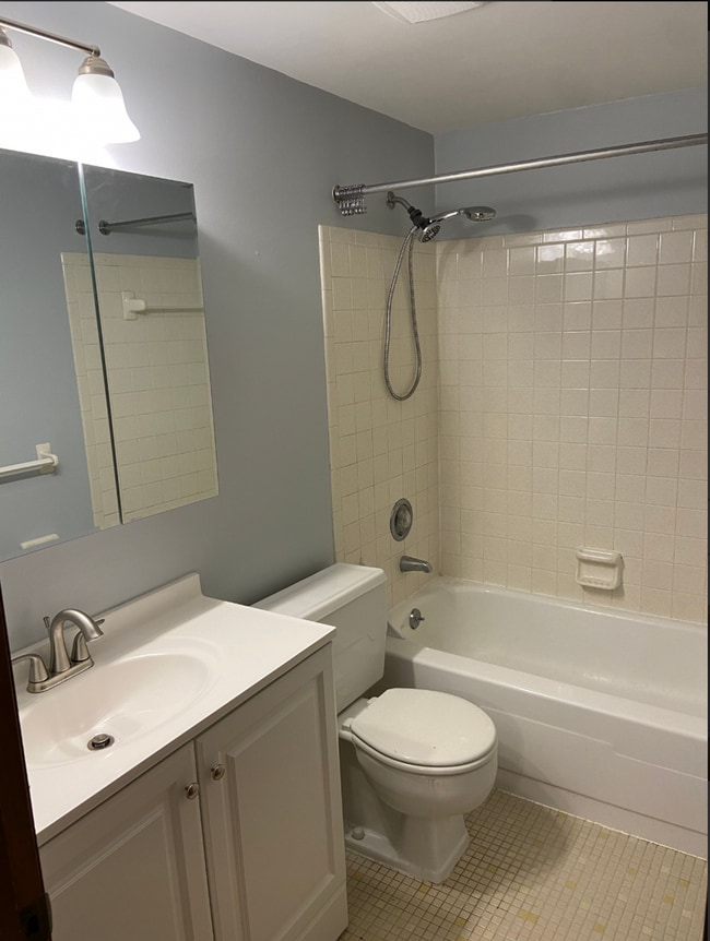 Building Photo - 425 St Lawrence Ave