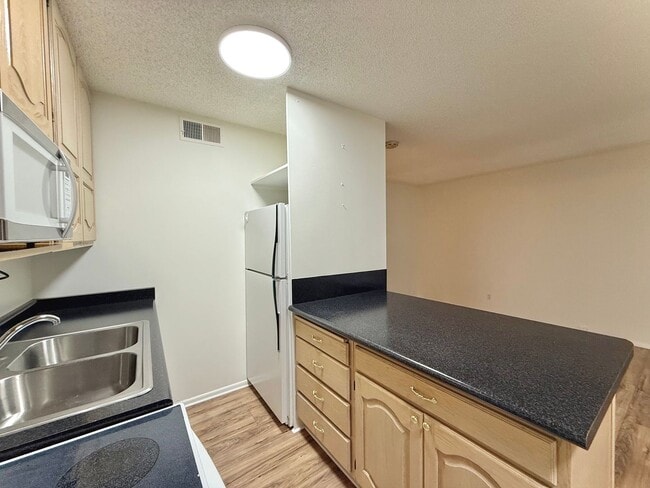 Building Photo - 1 Bedroom Apartment Available Now