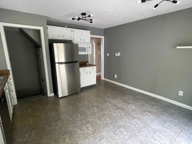 Building Photo - 3 bedroom 2 bath home