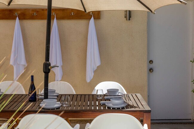 Building Photo - Luxury Oasis with Pool in Palm Springs (Monthly Only - No Long Term)