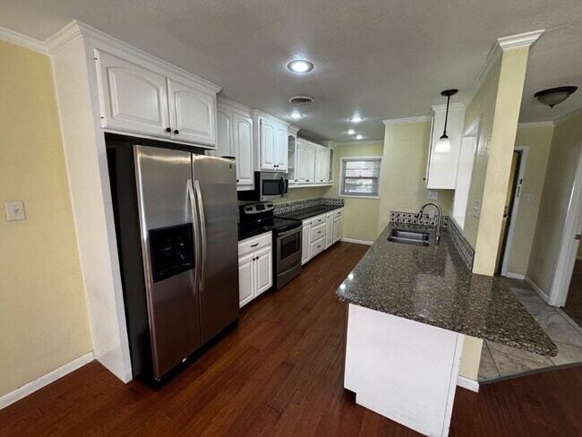 Building Photo - Stunning home located near Frank Higginbot...