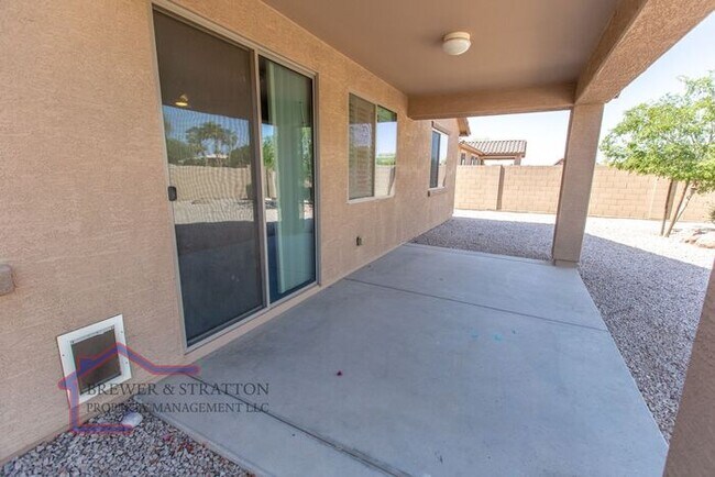 Building Photo - 391 S 163rd Dr - 4BR, 2BA - Sarival/Van Buren