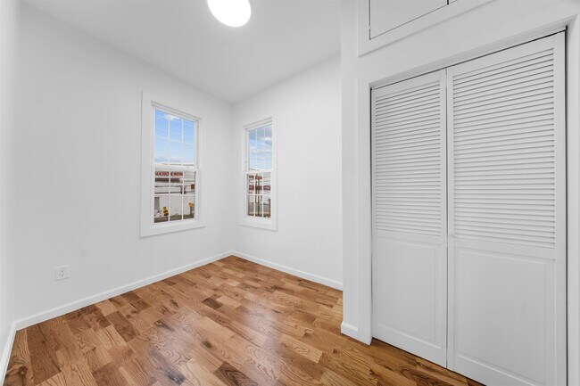 Building Photo - 1111 53rd St