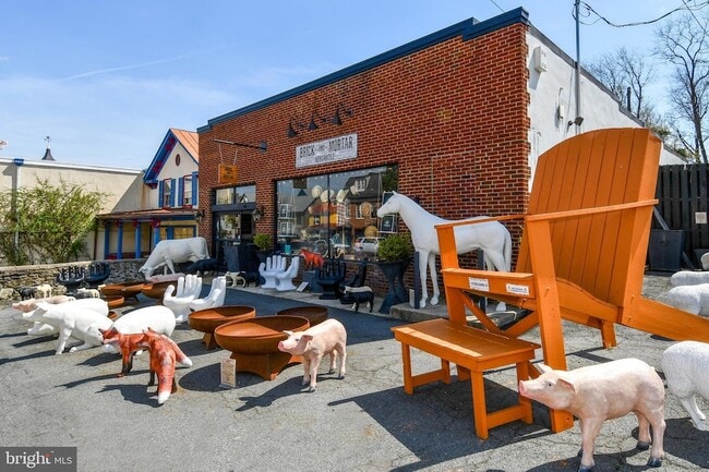 Building Photo - 1 S Madison St