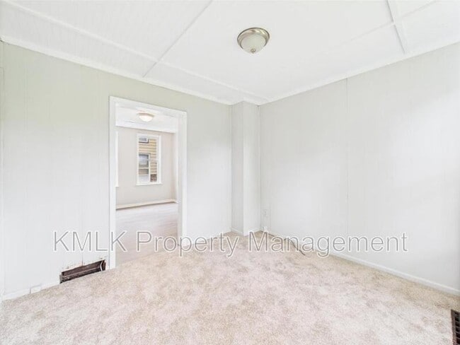 Building Photo - 448 E Voris St