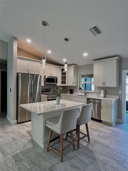 Building Photo - 1194 S Lassonde St