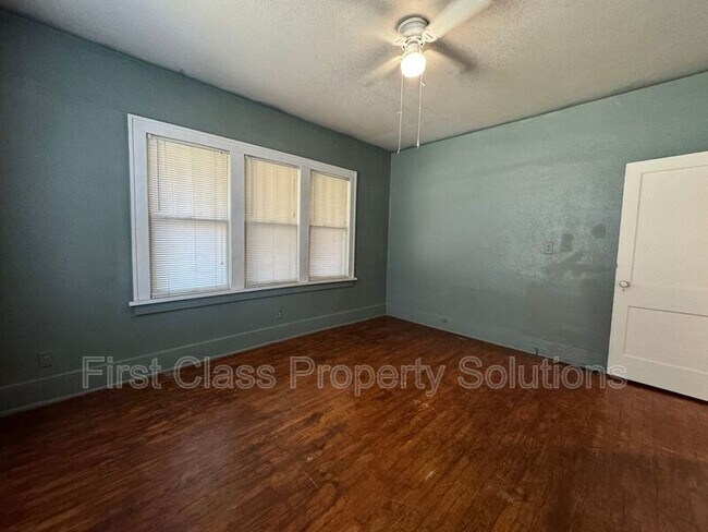 Building Photo - 1400 NW 22nd St