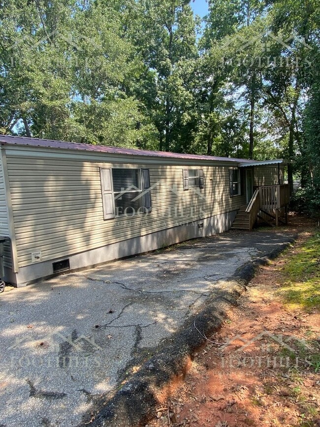 Building Photo - Spacious 3BR/2BA Home with Appliances Incl...