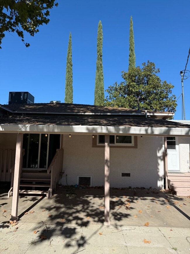 Building Photo - 3-bedroom, 2-bathroom home located in the ...