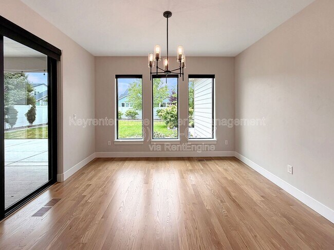 Building Photo - 8343 W Sparks Lake Dr
