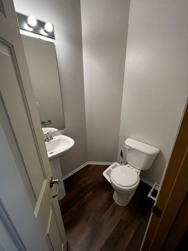 Building Photo - DuPont, end unit, 3 bedroom, 2.5 bath Townhome