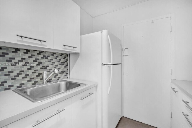 Building Photo - 5313 Collins Ave