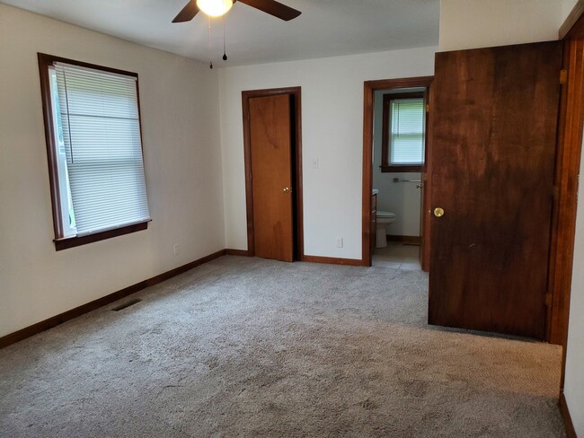 Building Photo - 231 Crescent Dr
