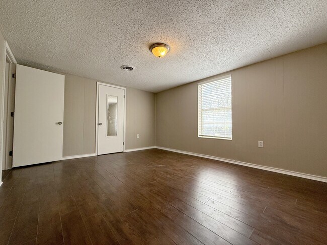 Building Photo - 137 Pearce Dr