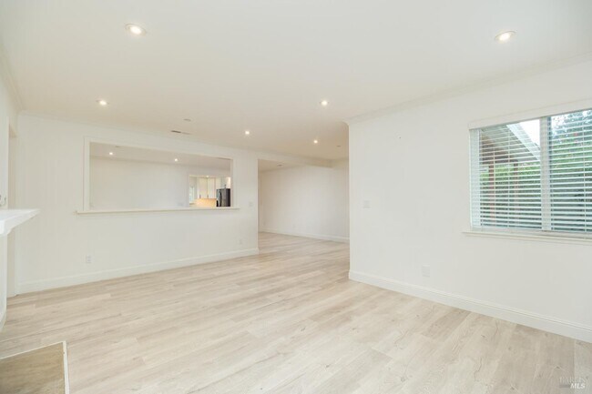 Building Photo - 996 Simmons Ln