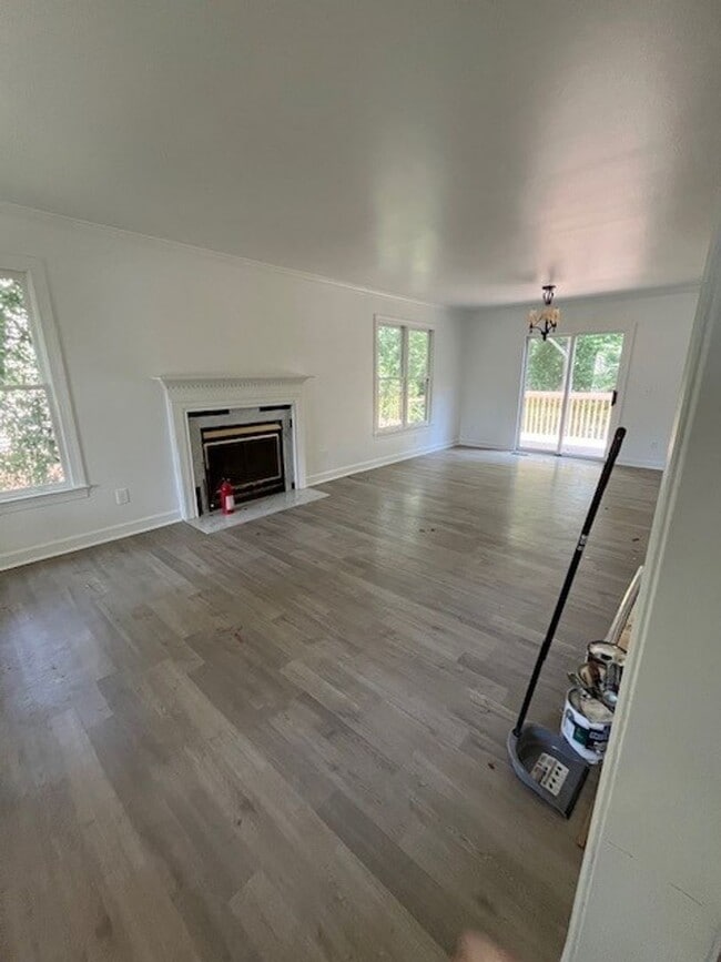 Building Photo - Two-Story Cape Cod- 3 Bed 2 Bath Greensbor...