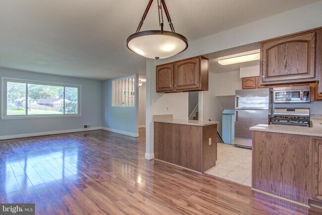 Building Photo - 8120 Drayton Ln