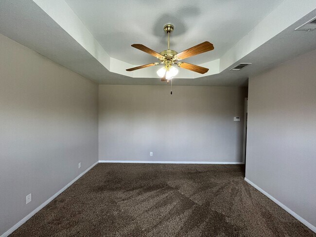 Building Photo - Available NOW  This home is centrally loca...