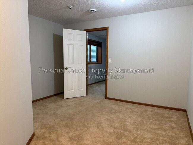 Building Photo - 3539 Woodbury Ct S