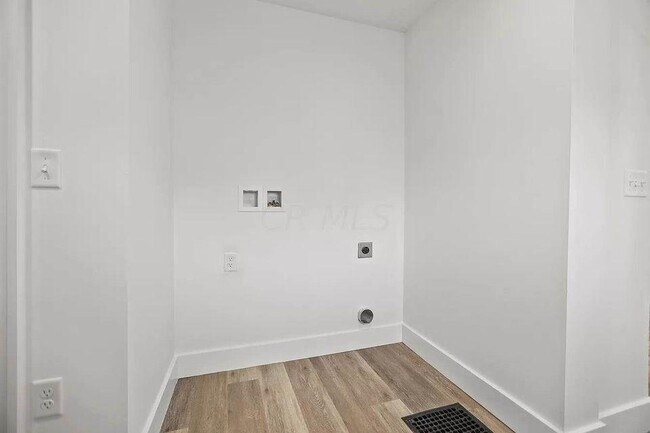 Building Photo - 852 Oakwood Ave