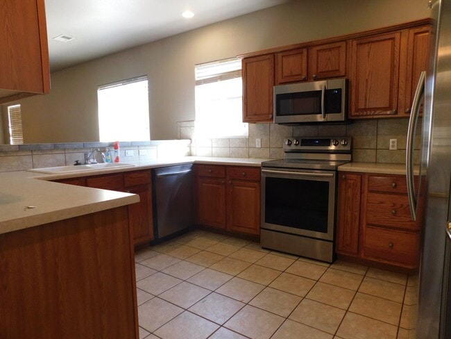 Building Photo - TWO WEEKS FREE RENT IN FOUNTAIN GREENS!