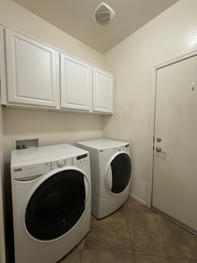 Building Photo - Beautiful 3 Bedroom + Office/Den In Highlands Ranch, Chino Valley