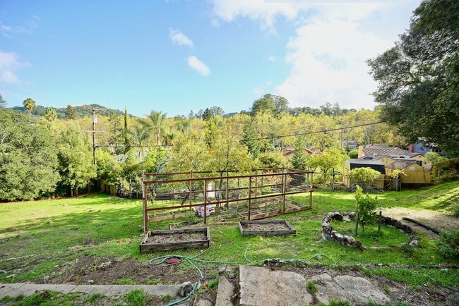 Building Photo - Lovely Two-Story Home With 3 Bedrooms and ...