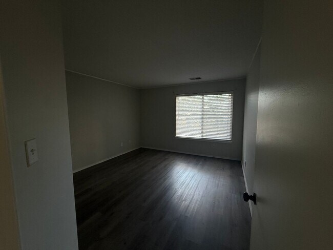 Building Photo - Beautiful Condo on Iguana – Now Available for Rent