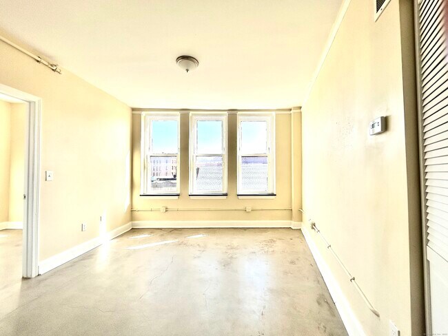 Primary Photo - 77 Bank St
