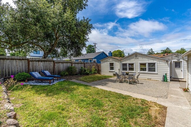 Building Photo - Alta Heights Beautifully Renovated Cottage