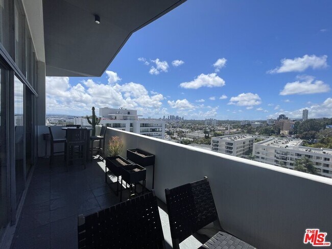Building Photo - 1155 N La Cienega Blvd