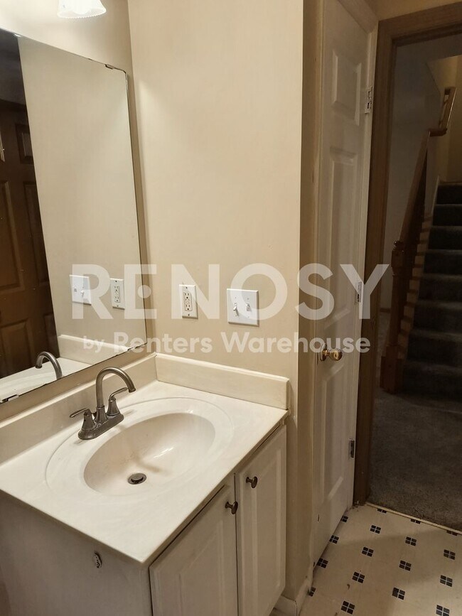 Building Photo - 4BD/3.5BA Townhome in Apple Valley Available Now!
