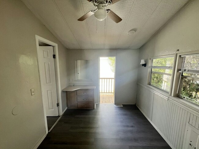 Building Photo - 1124 Chicago Bulls St