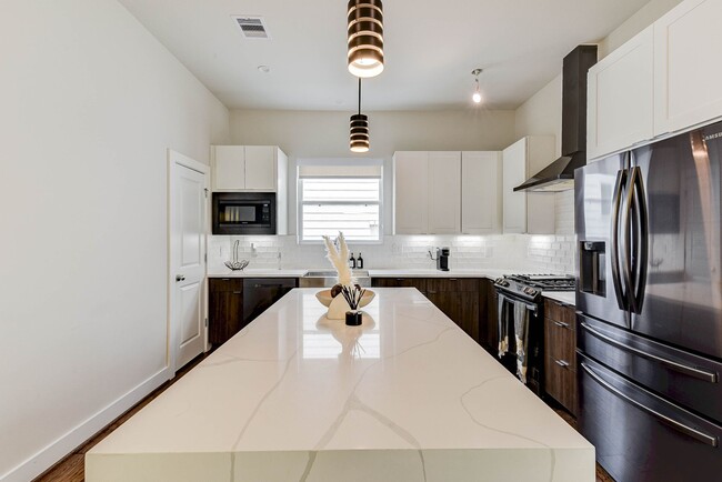 Building Photo - 5857 Dolores St