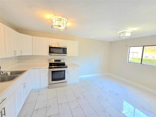 Building Photo - 121 San Remo Blvd