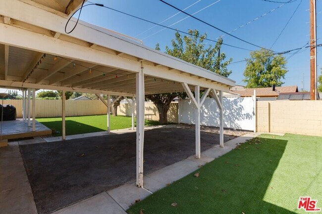 Building Photo - 11257 Collett Ave