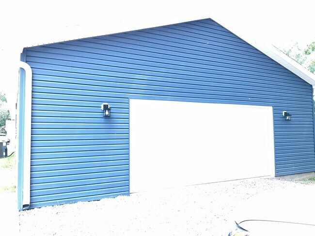 Building Photo - PRE LEASING- AVAILABLE JUNE 10TH - 3 Bedroom/2 Bathroom House In Frontenac