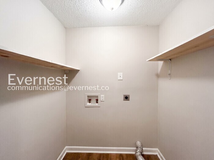 Building Photo - 5884 Caroline Dr