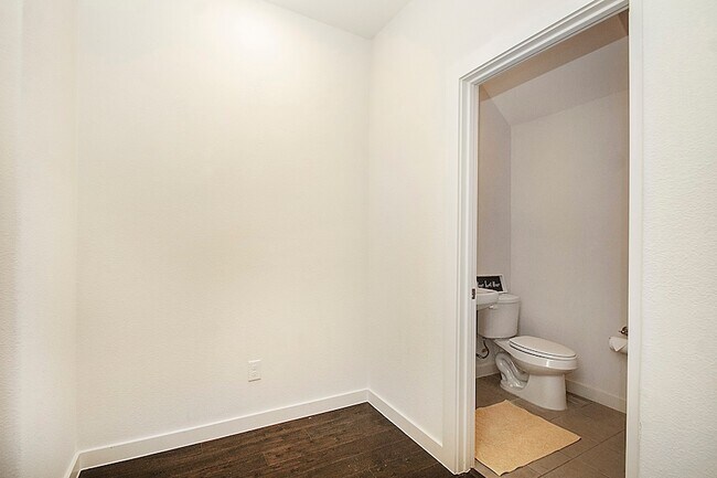 Building Photo - 432 Texas Dr
