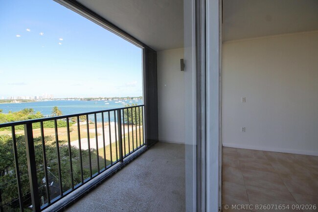 Building Photo - 5600 N Flagler Dr