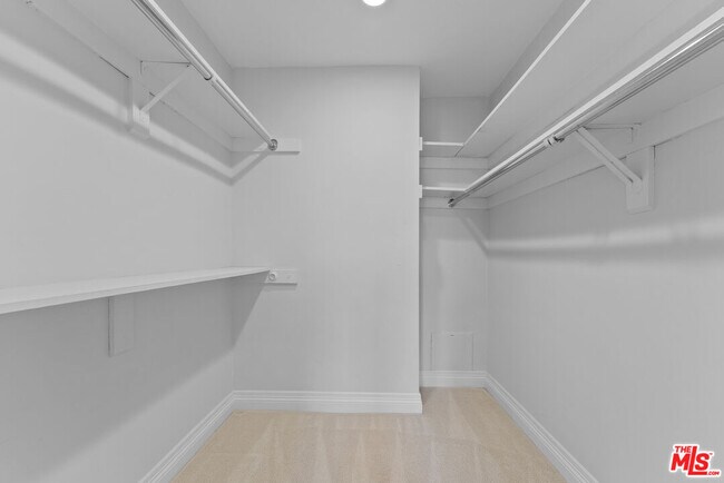 Building Photo - 809 S Bundy Dr