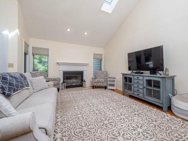 Building Photo - 12 Boulevard Dr