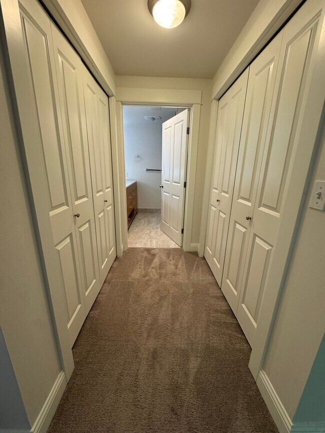 Building Photo - 2bd/1.75ba Issaquah Condo