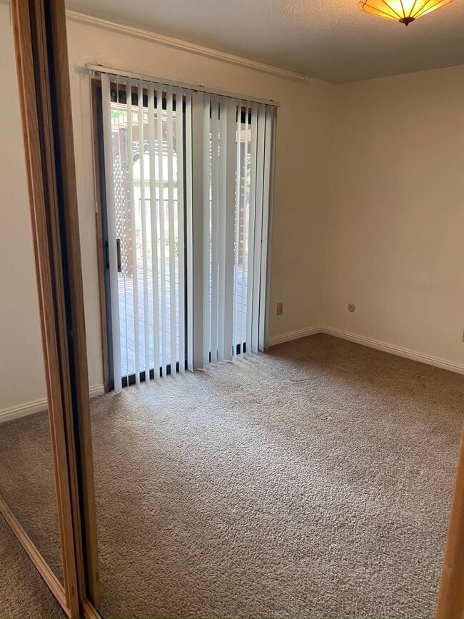 Building Photo - Lovely Updated Duplex in Quiet Neighborhood