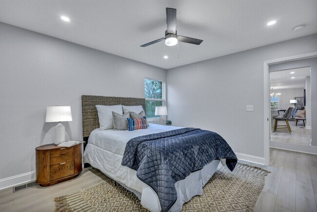 Building Photo - 828 Longbranch Dr