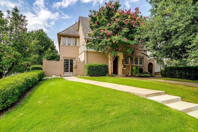 Primary Photo - Spacious Townhome Steps Off Camp Bowie!