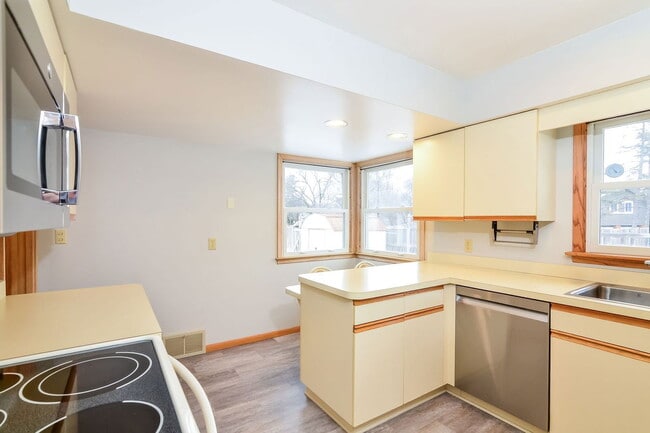 Building Photo - 2420 Sumter Ave S